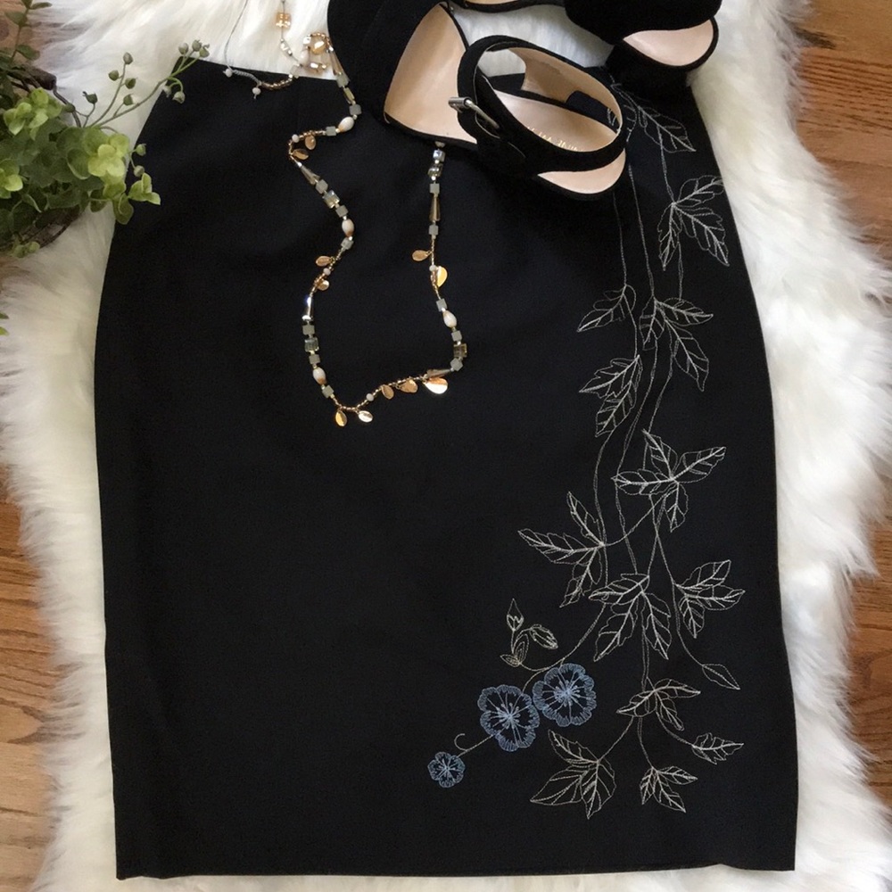 Ann Taylor Loft size 6 black skirt w/embroidery